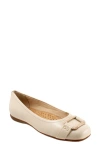 Trotters Sizzle Signature Flat In Ivory