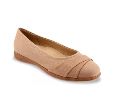 Trotters Wide Width Danni Flat In Neutral