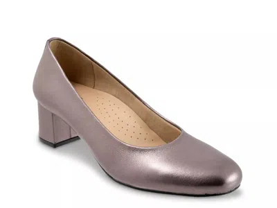 Trotters Wide Width Daria Pump In Gray