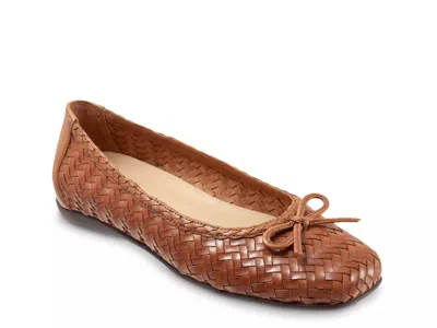 Trotters Wide Width Gillian Ballet Flat In Brown