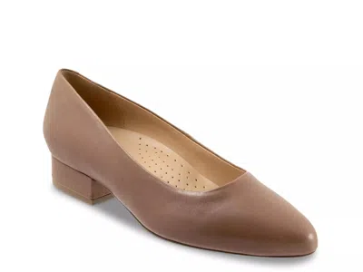 Trotters Wide Width Jewel Pump In Brown