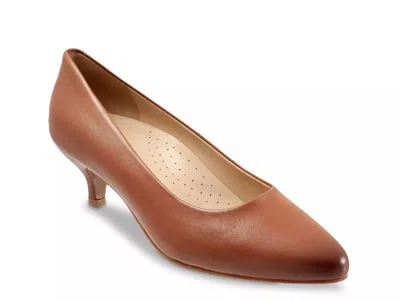 Trotters Wide Width Kiera Pump In Brown