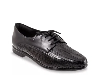 Trotters Wide Width Lizzie Herringbone Oxford In Black