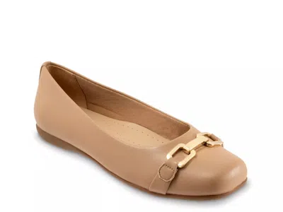 Trotters Wide Width Sadie Flat In Neutral