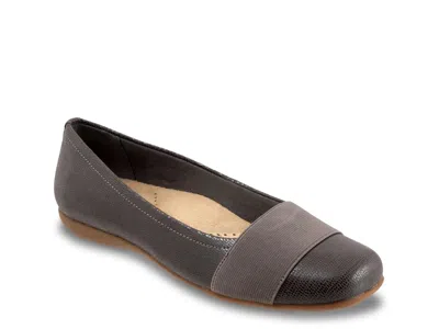 Trotters Wide Width Samantha Ballet Flat In Black