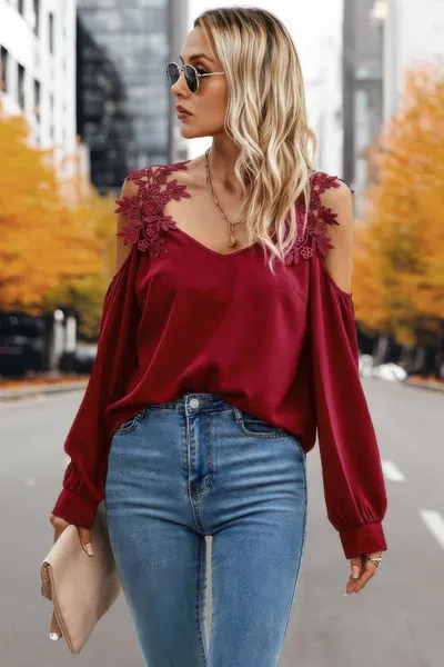Truedames Contrast Low Back Lace Cold Shoulder Top In Red