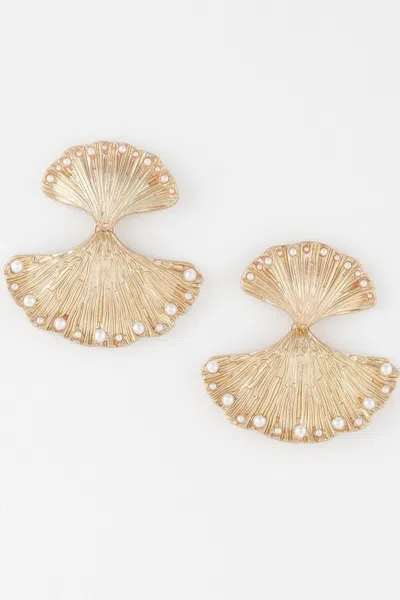 Truedames Double Pearl Clam Earrings In Gold