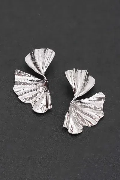Truedames Exquisite Leaf-shaped Earrings In Metallic