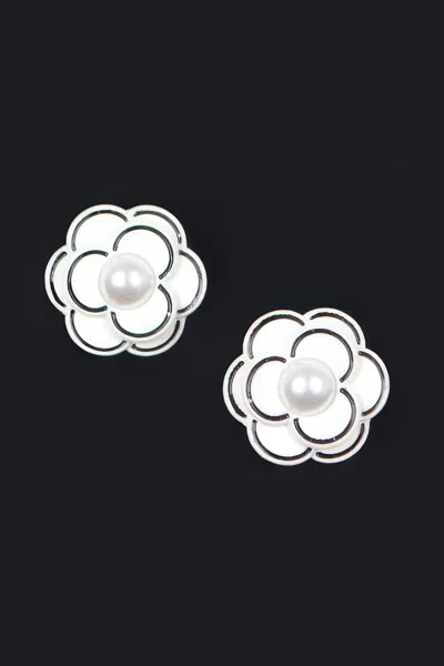 Truedames Faux Pearl Acrylic Flower Earring In Silver