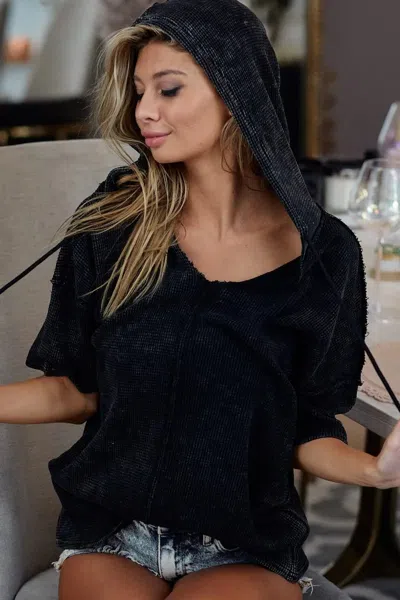 Truedames Mineral Washed Short Sleeve Hoodie Top In Black
