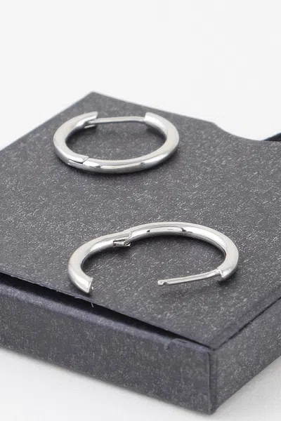 Truedames Minimal Shiny Clasp Earrings In Silver