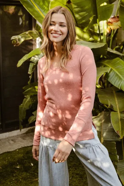 Truedames Mir Solid Raw Edge Neckline Thumb Opening Top In Pink