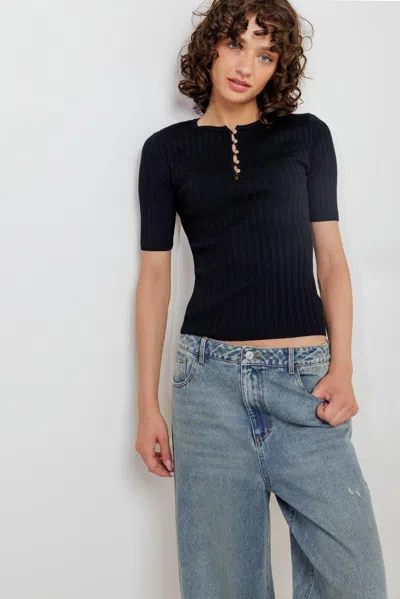 Truedames Modern Curl Sweater Knit Top In Black