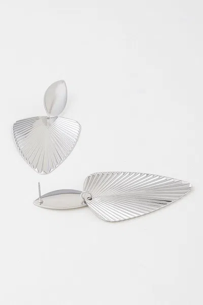 Truedames Modern Shiny Ribbed Leaf Drop Earrings In Silver