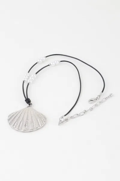 Truedames Pearled Clam Shell Necklace In Silver