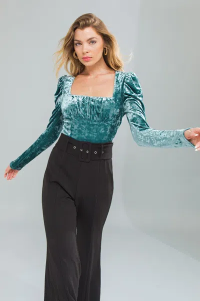 Truedames Put On A Show Velvet Top In Blue