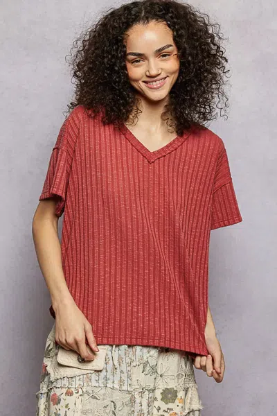 Truedames Ribbed Knit V-neck Short Sleeve T-shirt With Side Slit In Red