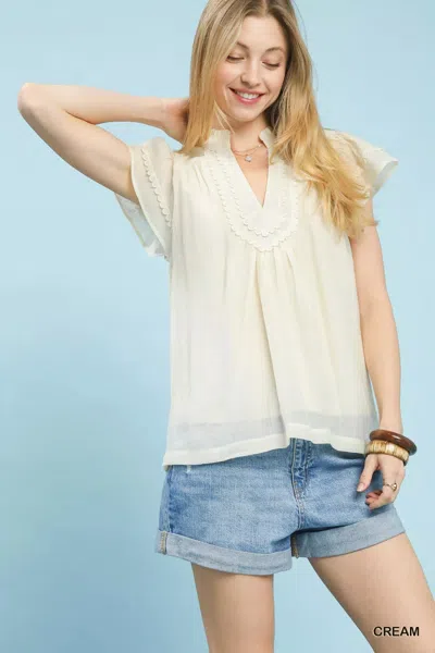 Truedames Scalloped Trim Flutter Sleeve Top In White