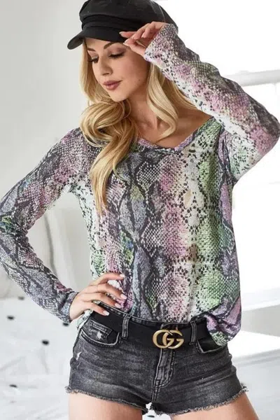 Truedames Snakeskin Print Low Gauge Hacci V Neck Top In Multi