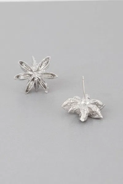 Truedames Spice Flower Stud Earrings In Silver
