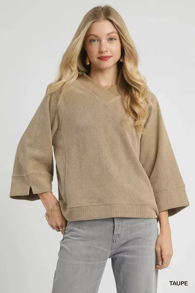 Truedames Textured Knit V-neck Top In Brown