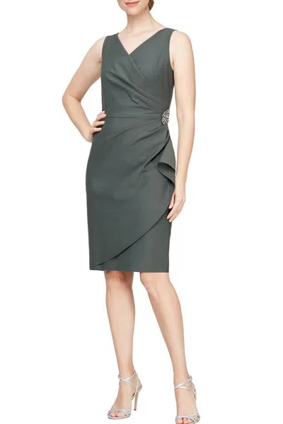 Truedames V Neck Sleeveless Brooch Side Tiered Zipper Back Dress In Green