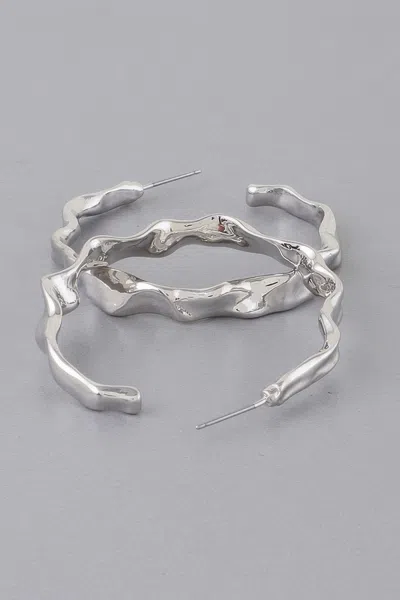 Truedames Wavy Accent Hoop Earrings In Metallic