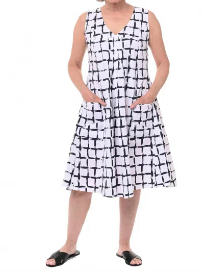 Tulip Clothing Poppie Dress In White/black Dissolve