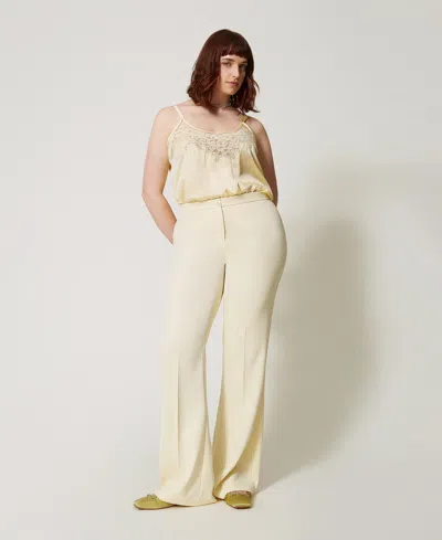 Twinset Pantalon Ajusté Et Évasé En Crêpe Fluide In Neutral