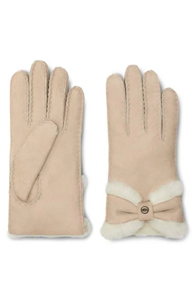 Ugg Bow Genuine Shearling Gloves In Sand