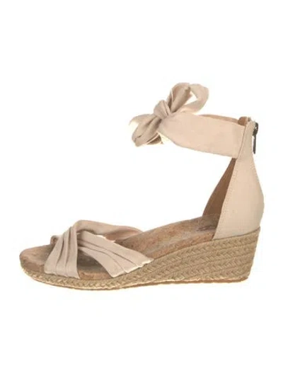 Pre-owned Ugg Canvas Bow Accents D'orsay Pumps In Neutral