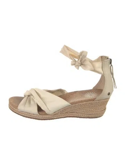 Pre-owned Ugg Canvas Bow Accents Sandals In Neutrals