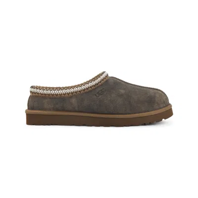 Ugg Chestnut Solid Boots In Brown