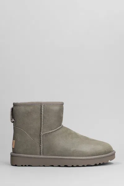 UGG CLASSIC MINI II LOW HEELS ANKLE BOOTS IN GREY SUEDE