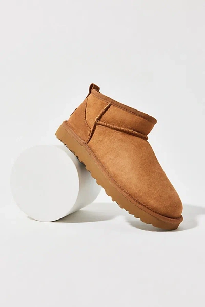 UGG WOMEN'S CLASSIC ULTRA MINI ANKLE BOOT IN CHESTNUT, WOMEN'S AT URBAN OUTFITTERS,57600090
