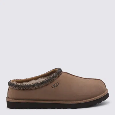 Ugg Dark Chestnut Tasman Flats In Brown