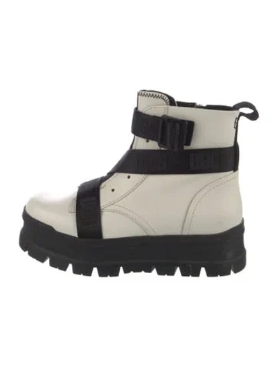 Pre-owned Ugg Leather Chelsea Boots In Neutral