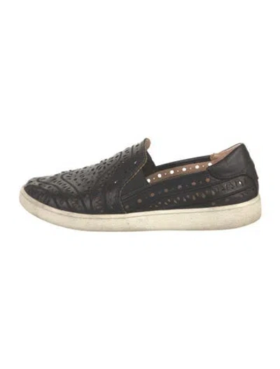 Pre-owned Ugg Leather Lace Pattern Flats In Black