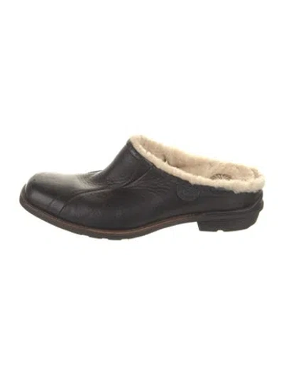 Pre-owned Ugg Leather Sneakers In Black