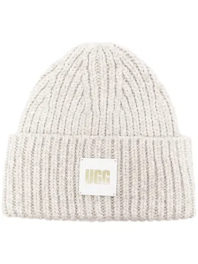 Ugg Logo-patch Ribbed-knit Beanie In Grey