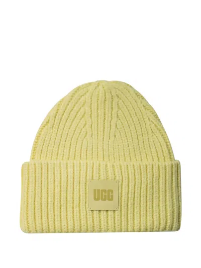 Ugg Logo-plaque Ribbed Beanie In Green