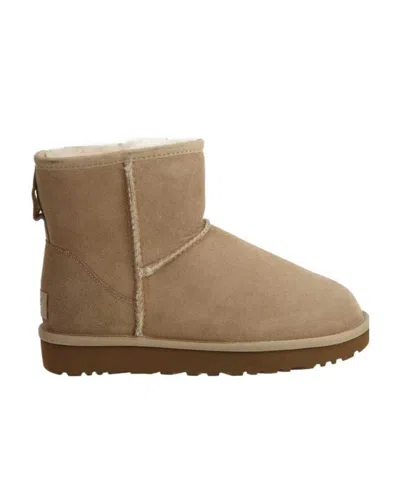 Ugg Logo Round Head Boots In Brown