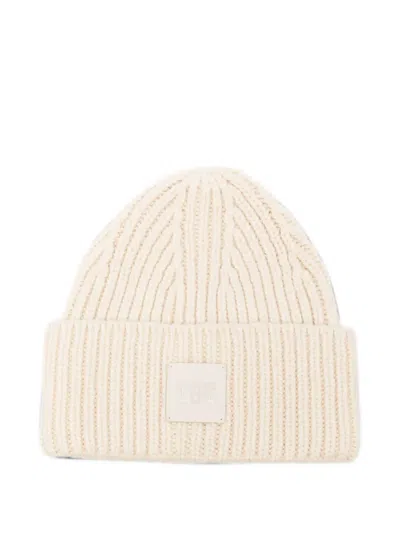 Ugg Logo-patch Ribbed-knit Beanie Hat In Neutral