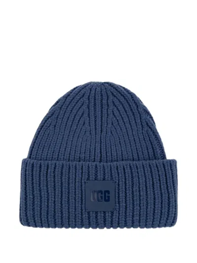 Ugg Logo-patch Ribbed-knit Beanie Hat In Blue