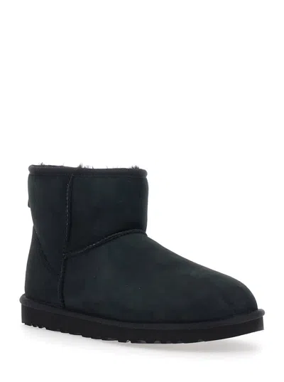 UGG CLASSIC MINI BLACK ANKLE BOOTS WITH LOGO PATCH ON THE REAR AND SHEARLING LINING IN SUEDE MAN