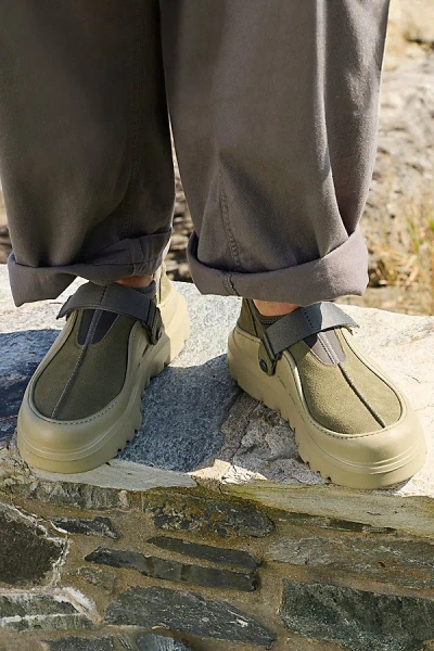 UGG MEN'S PEAKMOD LOWCUT SHOE IN DARK OLIVE/MOSS GREEN, MEN'S AT URBAN OUTFITTERS