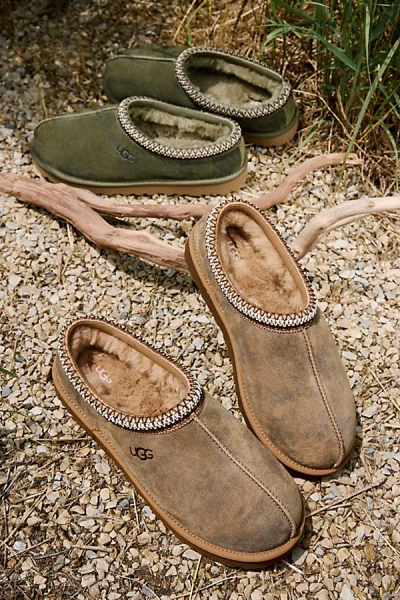 UGG MEN'S TASMAN BAXTER SLIPPER CLOG IN CHESTNUT, MEN'S AT URBAN OUTFITTERS