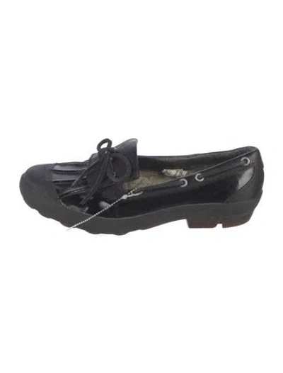 Pre-owned Ugg Patent Leather Bow Accents Moccasins In Black