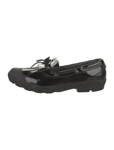 Pre-owned Ugg Patent Leather Moccasins In Black