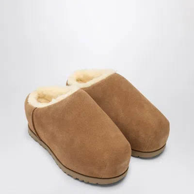 UGG UGG PUMPED CHESTNUT SLIPPER